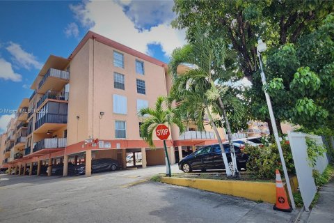 Condo in Hialeah, Florida, 1 bedroom  № 1398324 - photo 1