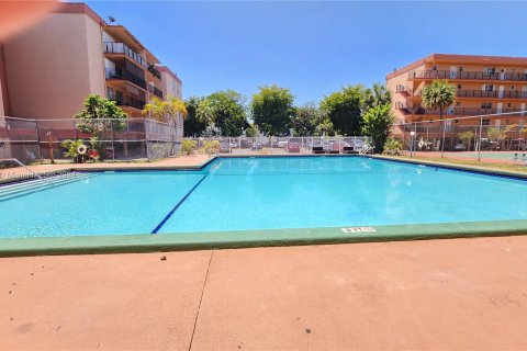 Condo in Hialeah, Florida, 1 bedroom  № 1398324 - photo 16