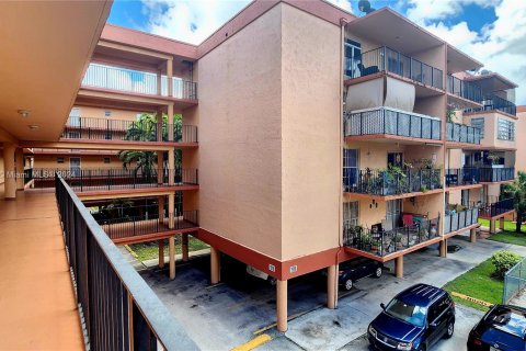 Copropriété à vendre à Hialeah, Floride: 1 chambre, 84.54 m2 № 1398324 - photo 2