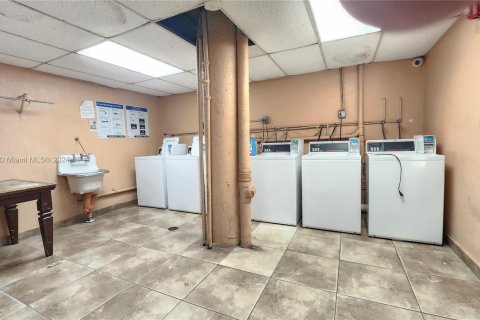 Condo in Hialeah, Florida, 1 bedroom  № 1398324 - photo 15