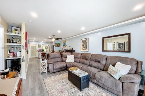Condominio en venta en Hallandale Beach, Florida, 2 dormitorios, 97.55 m2 № 1023630 - foto 4