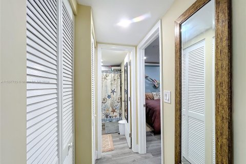 Condominio en venta en Hallandale Beach, Florida, 2 dormitorios, 97.55 m2 № 1023630 - foto 14