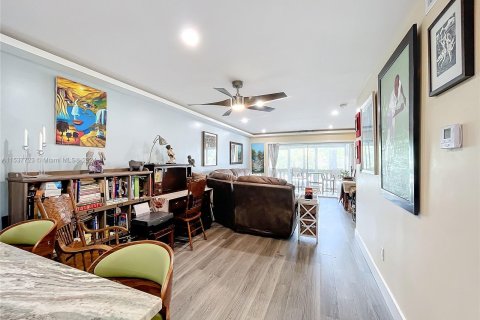 Condominio en venta en Hallandale Beach, Florida, 2 dormitorios, 97.55 m2 № 1023630 - foto 8