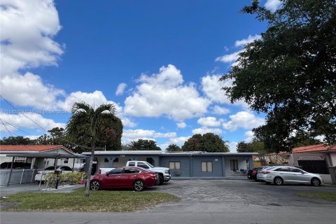Immobilier commercial à vendre à Hialeah, Floride: 285.67 m2 № 1037812 - photo 2