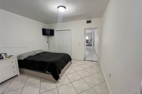Immobilier commercial à vendre à Hialeah, Floride: 285.67 m2 № 1037812 - photo 17