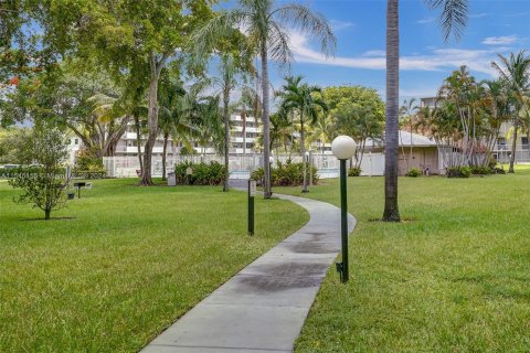 Condo in Hollywood, Florida, 1 bedroom  № 1049397 - photo 22