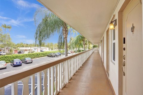 Condo in Hollywood, Florida, 1 bedroom  № 1049397 - photo 18