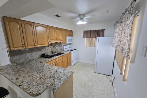 Condo in Lantana, Florida, 2 bedrooms  № 1423499 - photo 3