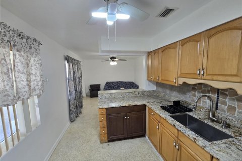 Condo in Lantana, Florida, 2 bedrooms  № 1423499 - photo 5