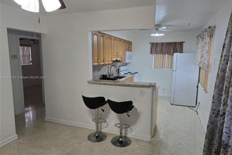 Condo in Lantana, Florida, 2 bedrooms  № 1423499 - photo 4