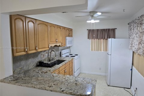 Condo in Lantana, Florida, 2 bedrooms  № 1423499 - photo 9