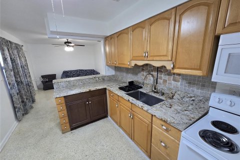 Condo in Lantana, Florida, 2 bedrooms  № 1423499 - photo 8