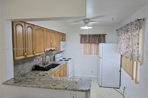 Condo in Lantana, Florida, 2 bedrooms  № 1423499 - photo 2