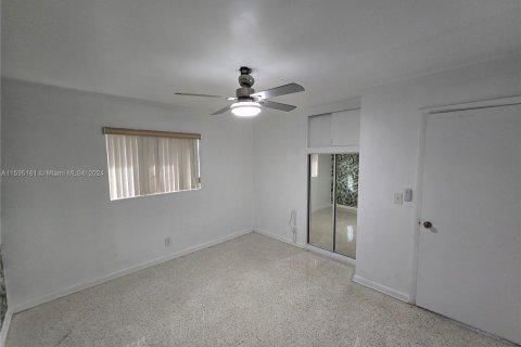 Condo in Lantana, Florida, 2 bedrooms  № 1423499 - photo 13