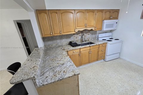 Condo in Lantana, Florida, 2 bedrooms  № 1423499 - photo 7