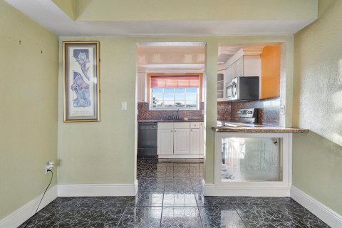 Condo in Hallandale Beach, Florida, 2 bedrooms  № 1035791 - photo 19