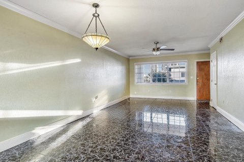 Condo in Hallandale Beach, Florida, 2 bedrooms  № 1035791 - photo 22