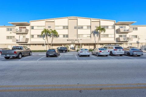 Condo in Hallandale Beach, Florida, 2 bedrooms  № 1035791 - photo 1