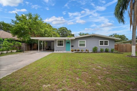 House in Saint Petersburg, Florida 3 bedrooms, 110 sq.m. № 1257851 - photo 1