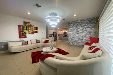 Casa en venta en Kissimmee, Florida, 5 dormitorios, 370.68 m2 № 1307646 - foto 9