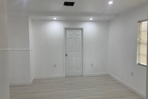 House in Miami, Florida 3 bedrooms, 70.98 sq.m. № 1309250 - photo 5