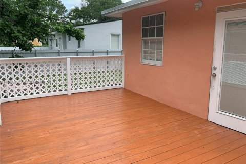 House in Miami, Florida 3 bedrooms, 70.98 sq.m. № 1309250 - photo 2