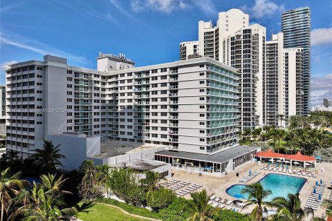 Hôtel, hôtellerie à vendre à Sunny Isles Beach, Floride: 33.44 m2 № 1331463 - photo 2