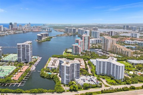 Condo in Aventura, Florida, 2 bedrooms  № 1331491 - photo 1