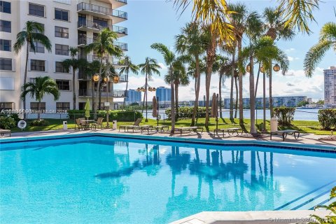 Condo in Aventura, Florida, 1 bedroom  № 1239933 - photo 1