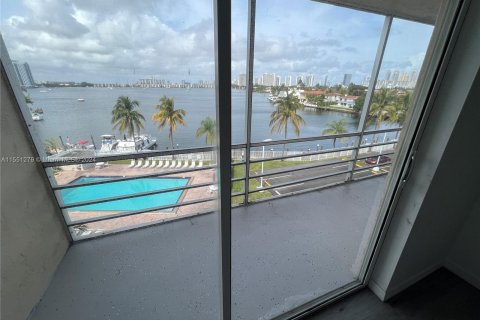 Condo in North Miami Beach, Florida, 2 bedrooms  № 1070041 - photo 9