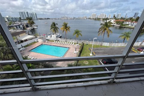 Condo in North Miami Beach, Florida, 2 bedrooms  № 1070041 - photo 13
