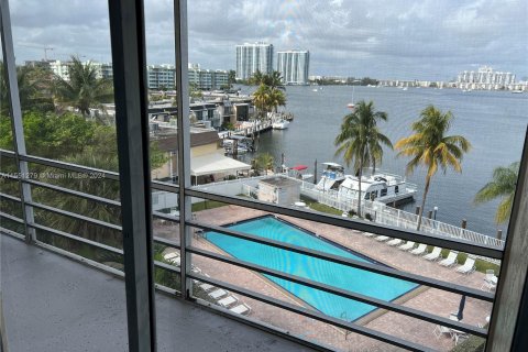 Condominio en venta en North Miami Beach, Florida, 2 dormitorios, 97.73 m2 № 1070041 - foto 14