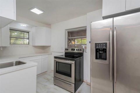 Casa en venta en Miami Gardens, Florida, 4 dormitorios, 126.25 m2 № 1241411 - foto 9