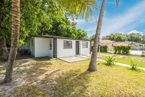 Villa ou maison à vendre à Miami Gardens, Floride: 4 chambres, 126.25 m2 № 1241411 - photo 1