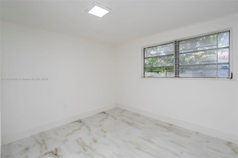 Casa en venta en Miami Gardens, Florida, 4 dormitorios, 126.25 m2 № 1241411 - foto 11