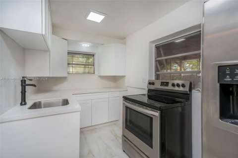 Casa en venta en Miami Gardens, Florida, 4 dormitorios, 126.25 m2 № 1241411 - foto 7