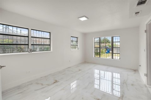 Casa en venta en Miami Gardens, Florida, 4 dormitorios, 126.25 m2 № 1241411 - foto 4