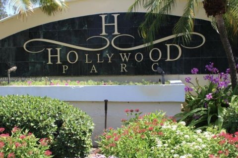Condo in Hollywood, Florida, 1 bedroom  № 1232499 - photo 1