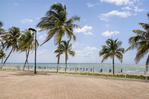 Condo in Hollywood, Florida, 2 bedrooms  № 1184617 - photo 24