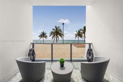 Condo in Hollywood, Florida, 2 bedrooms  № 1184617 - photo 23