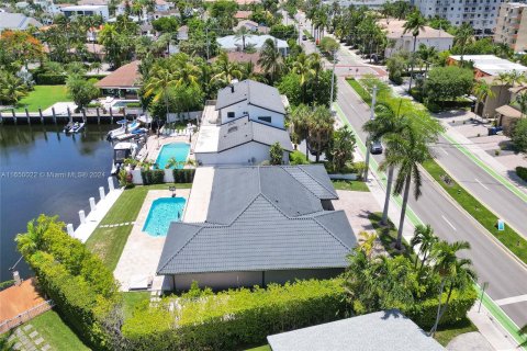 House in North Miami Beach, Florida 4 bedrooms, 252.97 sq.m. № 1352056 - photo 6