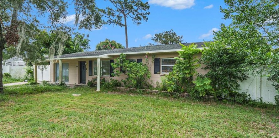 House in Zephyrhills, Florida 3 bedrooms, 146.79 sq.m. № 1381050