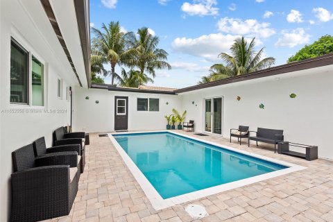 Casa en venta en Fort Lauderdale, Florida, 6 dormitorios, 284.84 m2 № 1345545 - foto 3