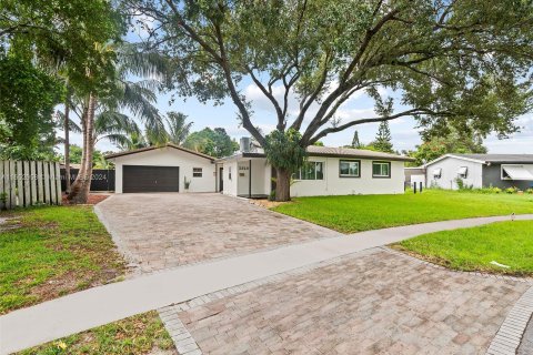 House in Fort Lauderdale, Florida 6 bedrooms, 284.84 sq.m. № 1345545 - photo 1