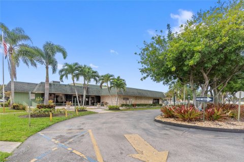 Copropriété à vendre à Coral Springs, Floride: 2 chambres, 100.8 m2 № 1065687 - photo 2