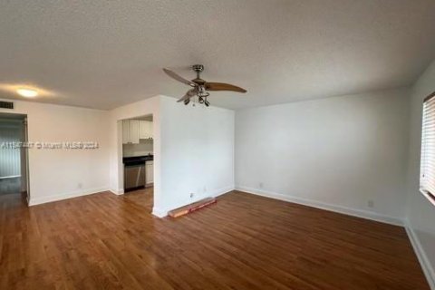 Condo in Tamarac, Florida, 1 bedroom  № 1056658 - photo 1