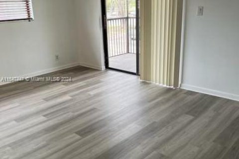 Condo in Tamarac, Florida, 1 bedroom  № 1056658 - photo 17