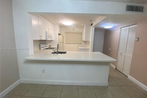 Condominio en alquiler en Miami, Florida, 2 dormitorios, 86.96 m2 № 1357187 - foto 10