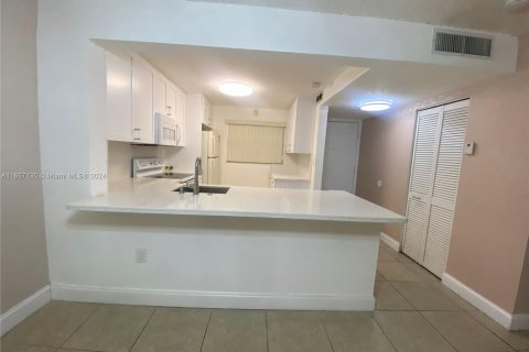 Condo in Miami, Florida, 2 bedrooms  № 1357187 - photo 11