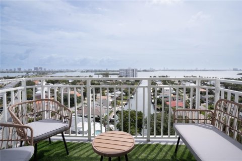 Condominio en venta en North Miami, Florida, 2 dormitorios, 121.14 m2 № 1050682 - foto 17